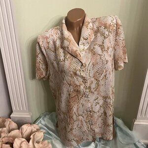 Alfred Dunner. Sz 14. Short Sleeve. Reptile Print. Button Up. Blouse. B90